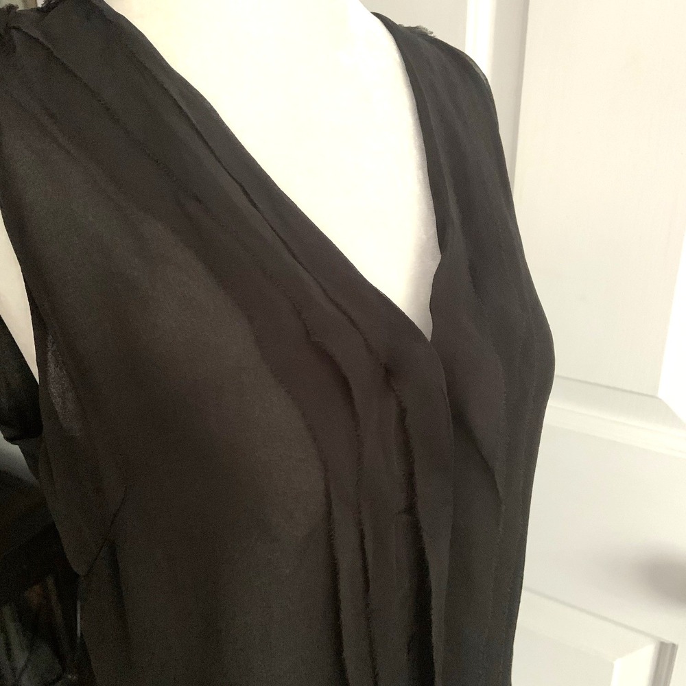 NWT Gretchen Scott Sleeveless Silk Snap Button up Sheer V-Neck Ruffle Black M